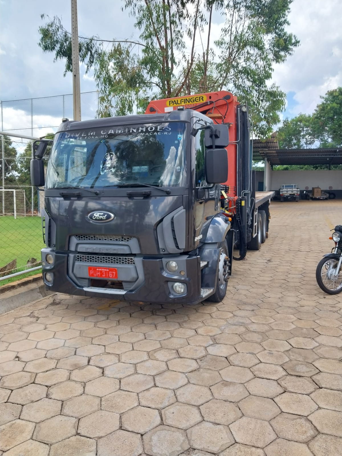 Caminhão Munck Ford Cargo com guindaste Palfinger da TNF Transportadora Nilson Floyd
